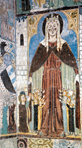 Schutzmantelmadonna. Spätmittelalterliche Wandmalerei  in der Kirche Sogn Gieri in Rhäzüns. Foto: Ralph Feiner, Malans.