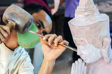 Auslandreise Entlang des Mekong «Steinbildhauer bei der Arbeit in Siem Reap» (Foto z.V.g.)