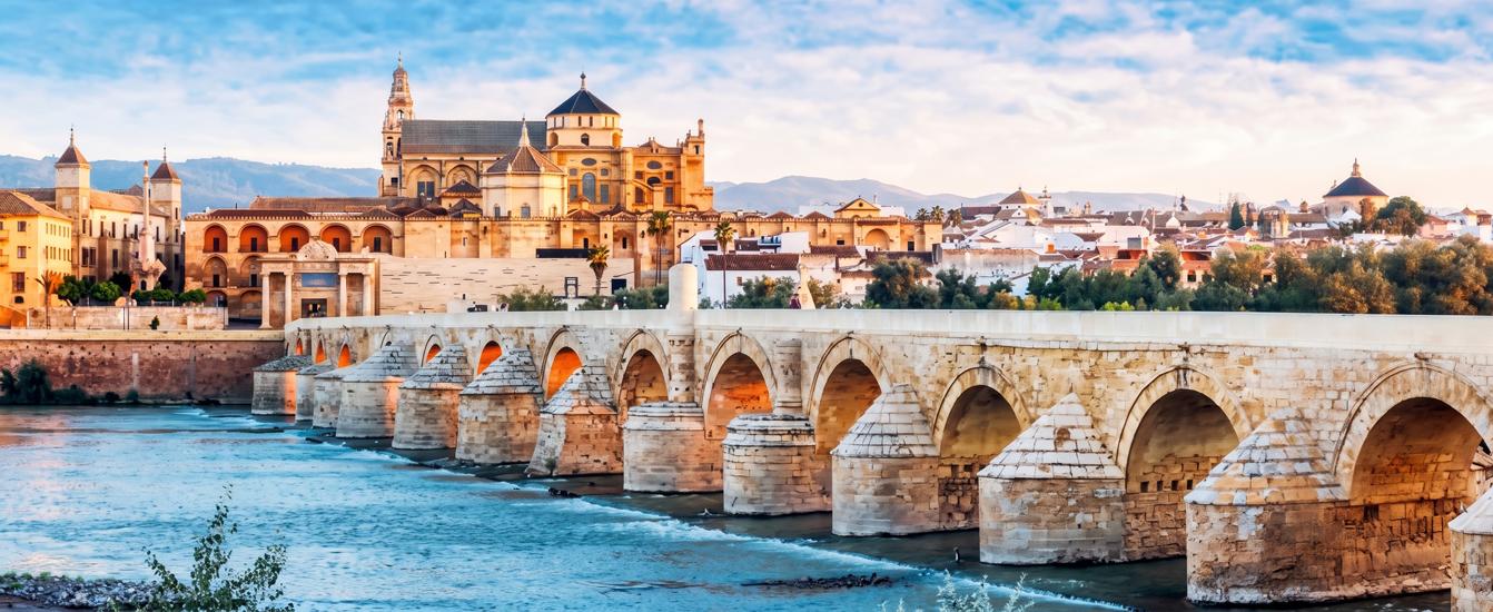 Der Puente Viejo überspannt mit 16 Bögen den Guadalquivir in Córdoba