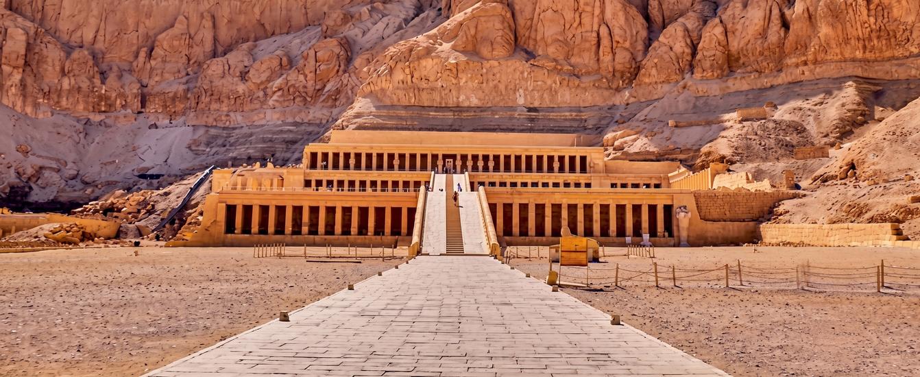 Der Totentempel der Pharaonin Hatschepsut in Deir el-Bahari bei Luxor